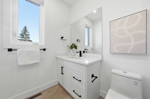 1321 10 Avenue Se, Calgary, AB - Indoor Photo Showing Bathroom