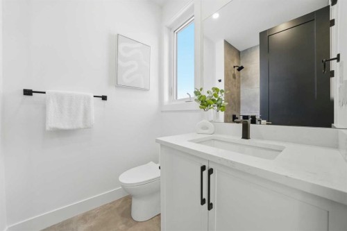 1321 10 Avenue Se, Calgary, AB - Indoor Photo Showing Bathroom