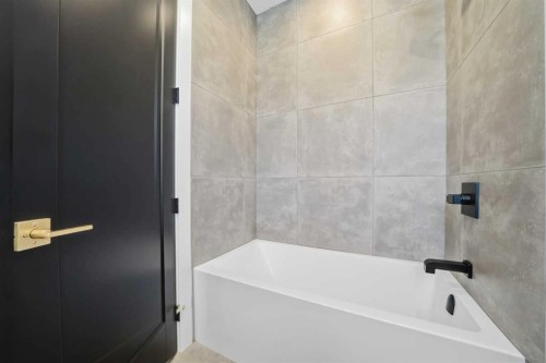 1321 10 Avenue Se, Calgary, AB - Indoor Photo Showing Bathroom