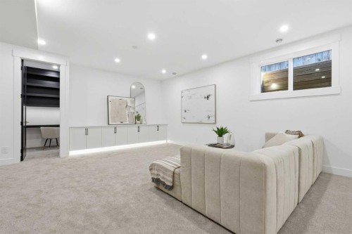 1321 10 Avenue Se, Calgary, AB - Indoor Photo Showing Other Room