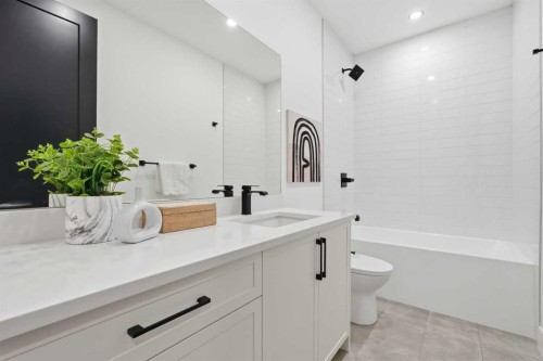 1321 10 Avenue Se, Calgary, AB - Indoor Photo Showing Bathroom