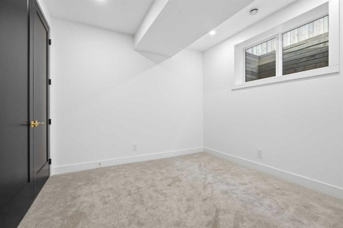 1321 10 Avenue Se, Calgary, AB - Indoor Photo Showing Other Room