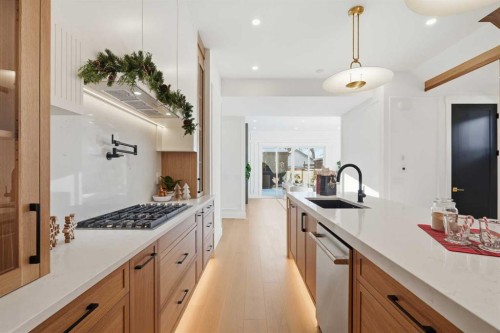 1321 10 Avenue Se, Calgary, AB - Indoor Photo Showing Kitchen With Upgraded Kitchen