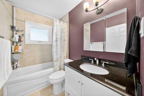 35 Collingwood Place Nw, Calgary, AB - Indoor Photo Showing Bathroom