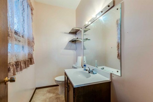 107 40 Avenue Ne, Calgary, AB - Indoor Photo Showing Bathroom