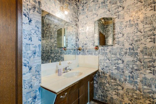 107 40 Avenue Ne, Calgary, AB - Indoor Photo Showing Bathroom