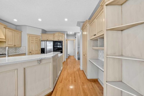46 Valley Ponds Way Nw, Calgary, AB - Indoor Photo Showing Kitchen