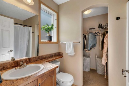 100 Covecreek Close Ne, Calgary, AB - Indoor Photo Showing Bathroom