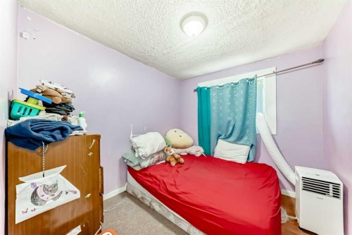 203 Penbrooke Close Se, Calgary, AB - Indoor Photo Showing Bedroom