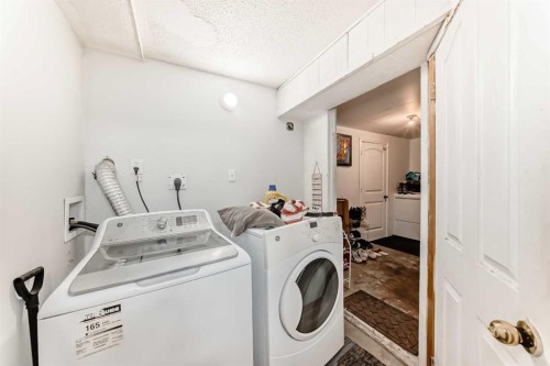 203 Penbrooke Close Se, Calgary, AB - Indoor Photo Showing Laundry Room