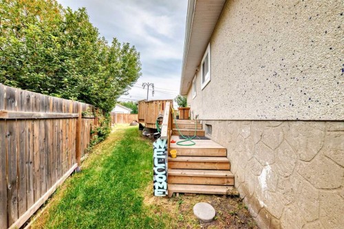 203 Penbrooke Close Se, Calgary, AB - Outdoor