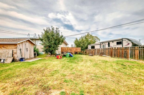 203 Penbrooke Close Se, Calgary, AB - Outdoor