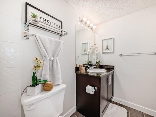 2340-81 Legacy Boulevard Se, Calgary, AB - Indoor Photo Showing Bathroom