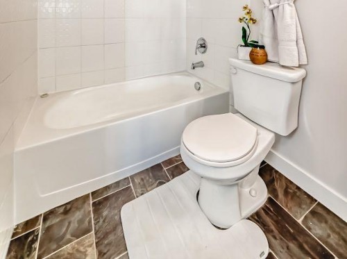 2340-81 Legacy Boulevard Se, Calgary, AB - Indoor Photo Showing Bathroom