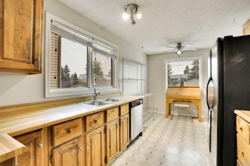 7915 Ranchview Drive Nw, Calgary, AB - Indoor Photo Showing Kitchen With Double Sink