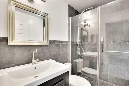 7915 Ranchview Drive Nw, Calgary, AB - Indoor Photo Showing Bathroom