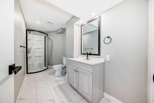 2412 17 Avenue Sw, Calgary, AB - Indoor Photo Showing Bathroom