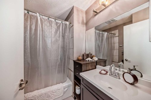 554 Whitehill Place Ne, Calgary, AB - Indoor Photo Showing Bathroom