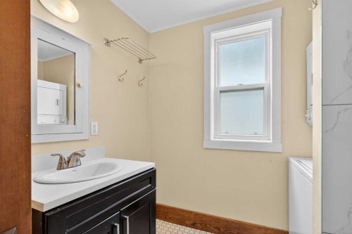 722 20 Avenue Nw, Calgary, AB - Indoor Photo Showing Bathroom