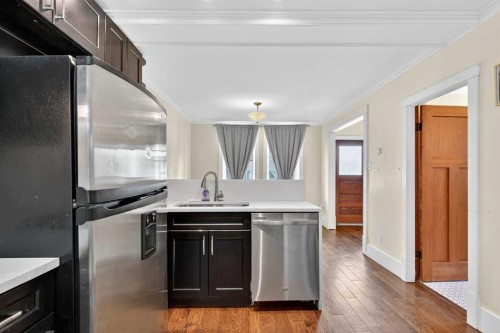 722 20 Avenue Nw, Calgary, AB - Indoor Photo Showing Kitchen