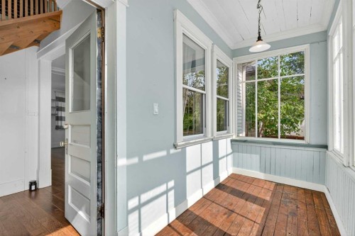 722 20 Avenue Nw, Calgary, AB - Indoor Photo Showing Other Room