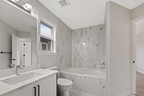 81 Saddlecrest Green Ne, Calgary, AB - Indoor Photo Showing Bathroom