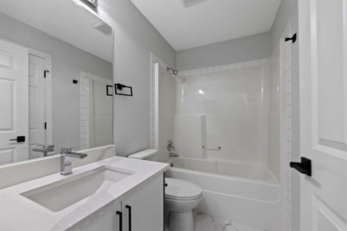 81 Saddlecrest Green Ne, Calgary, AB - Indoor Photo Showing Bathroom