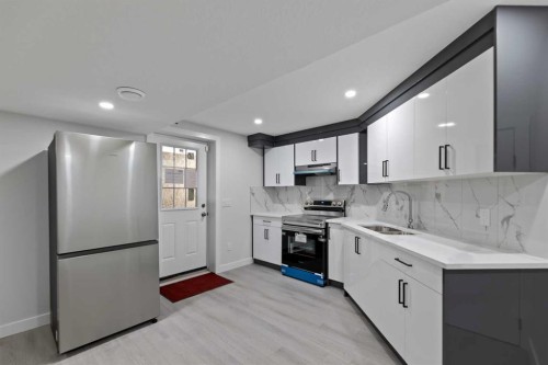 81 Saddlecrest Green Ne, Calgary, AB - Indoor Photo Showing Kitchen
