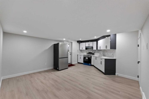 81 Saddlecrest Green Ne, Calgary, AB - Indoor Photo Showing Kitchen