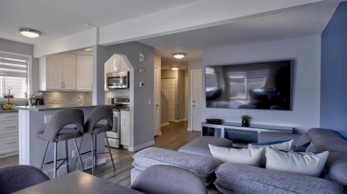 9-567 Edmonton Trail Ne, Airdrie, AB - Indoor Photo Showing Living Room