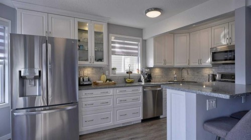 9-567 Edmonton Trail Ne, Airdrie, AB - Indoor Photo Showing Kitchen With Upgraded Kitchen