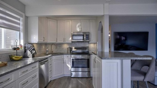 9-567 Edmonton Trail Ne, Airdrie, AB - Indoor Photo Showing Kitchen
