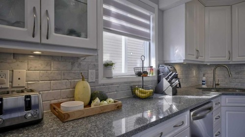 9-567 Edmonton Trail Ne, Airdrie, AB - Indoor Photo Showing Kitchen With Upgraded Kitchen