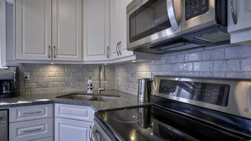 9-567 Edmonton Trail Ne, Airdrie, AB - Indoor Photo Showing Kitchen With Double Sink With Upgraded Kitchen