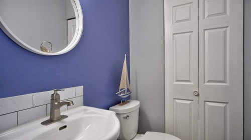 9-567 Edmonton Trail Ne, Airdrie, AB - Indoor Photo Showing Bathroom