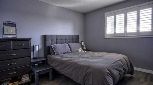 9-567 Edmonton Trail Ne, Airdrie, AB - Indoor Photo Showing Bedroom