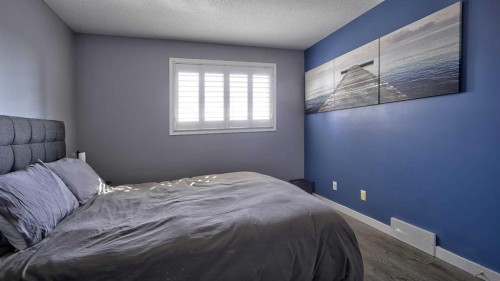 9-567 Edmonton Trail Ne, Airdrie, AB - Indoor Photo Showing Bedroom