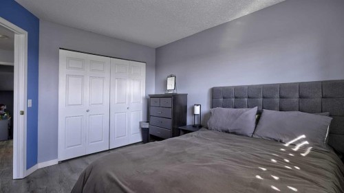 9-567 Edmonton Trail Ne, Airdrie, AB - Indoor Photo Showing Bedroom