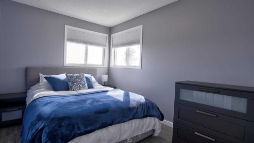 9-567 Edmonton Trail Ne, Airdrie, AB - Indoor Photo Showing Bedroom