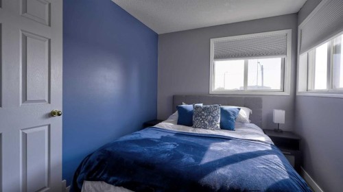 9-567 Edmonton Trail Ne, Airdrie, AB - Indoor Photo Showing Bedroom