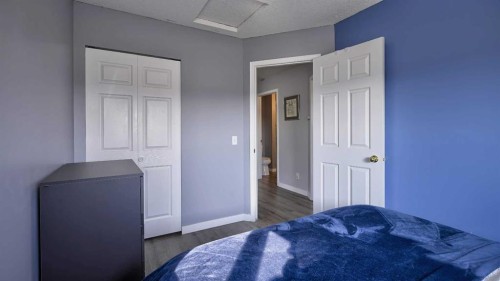 9-567 Edmonton Trail Ne, Airdrie, AB - Indoor Photo Showing Bedroom