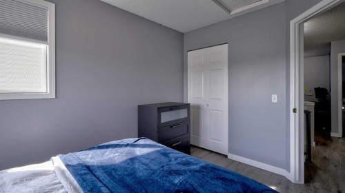 9-567 Edmonton Trail Ne, Airdrie, AB - Indoor Photo Showing Bedroom