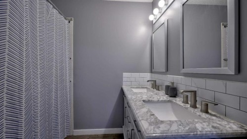 9-567 Edmonton Trail Ne, Airdrie, AB - Indoor Photo Showing Bathroom