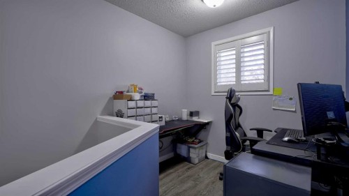 9-567 Edmonton Trail Ne, Airdrie, AB - Indoor Photo Showing Office