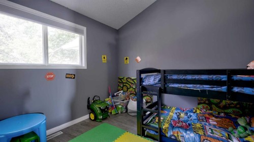 9-567 Edmonton Trail Ne, Airdrie, AB - Indoor Photo Showing Bedroom