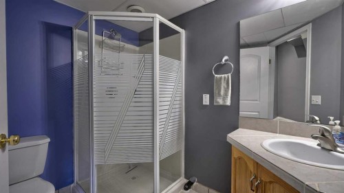 9-567 Edmonton Trail Ne, Airdrie, AB - Indoor Photo Showing Bathroom