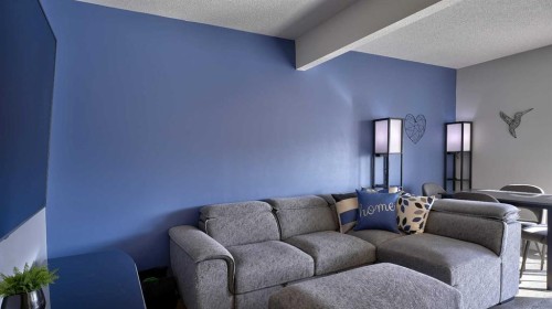 9-567 Edmonton Trail Ne, Airdrie, AB - Indoor Photo Showing Living Room