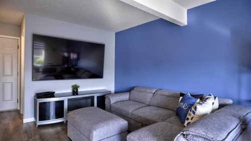 9-567 Edmonton Trail Ne, Airdrie, AB - Indoor Photo Showing Living Room