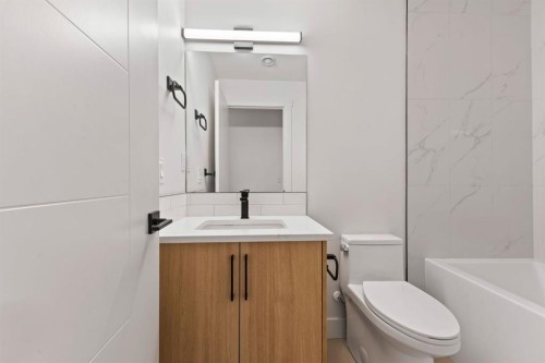 3017 36 Street Sw, Calgary, AB - Indoor Photo Showing Bathroom