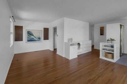 419 33 Avenue Ne, Calgary, AB - Indoor